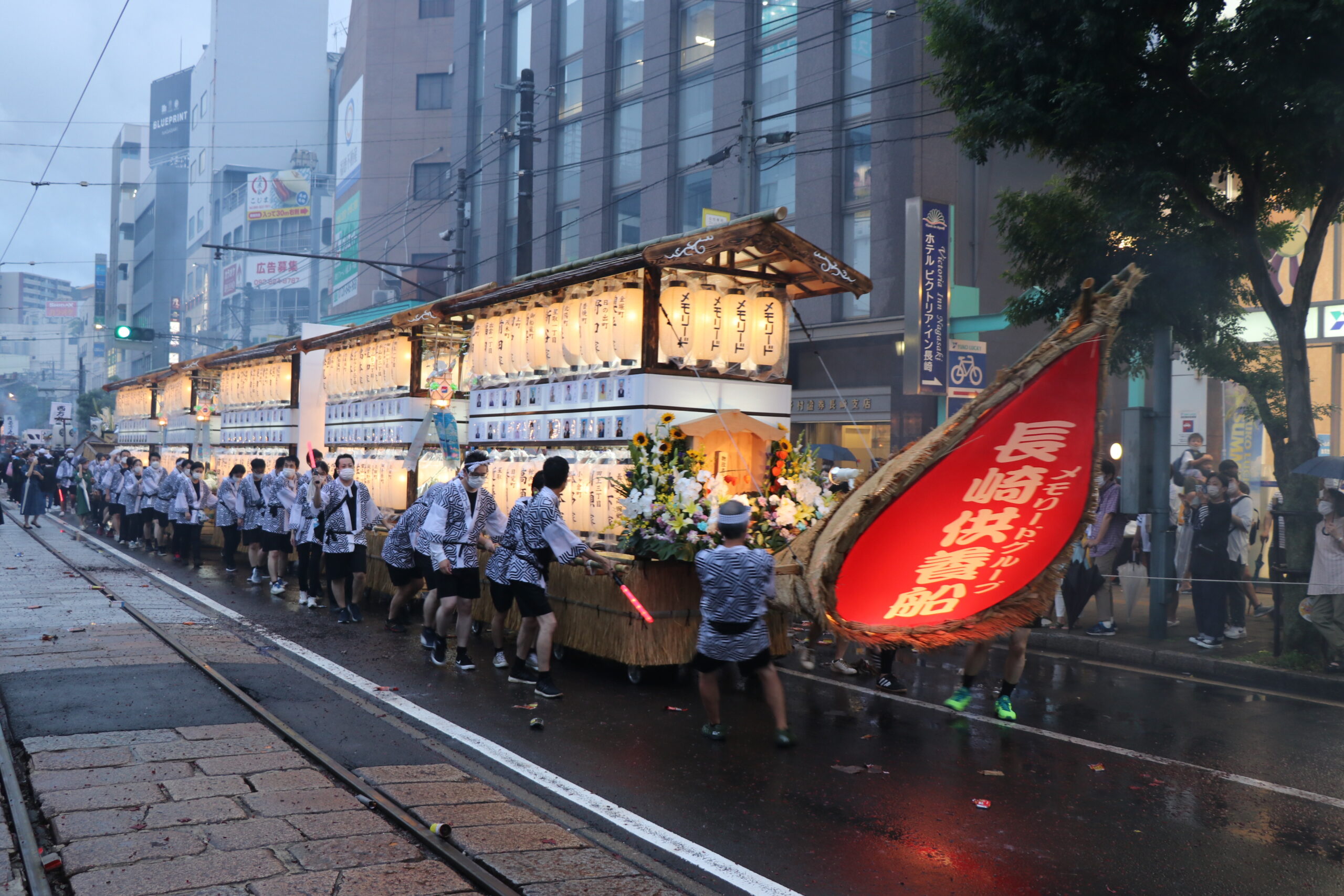 家族旅行】夏休みに訪れたい長崎の「初盆・精霊流し」｜冠婚葬祭マナーを知るsikisaisai